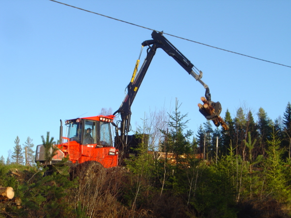Skogsmaskin i arbete3