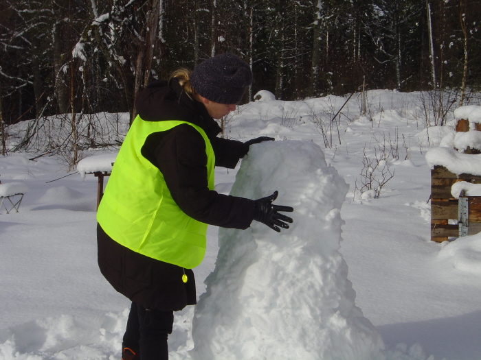 Feb 22-17 Tetta gör snögubbe